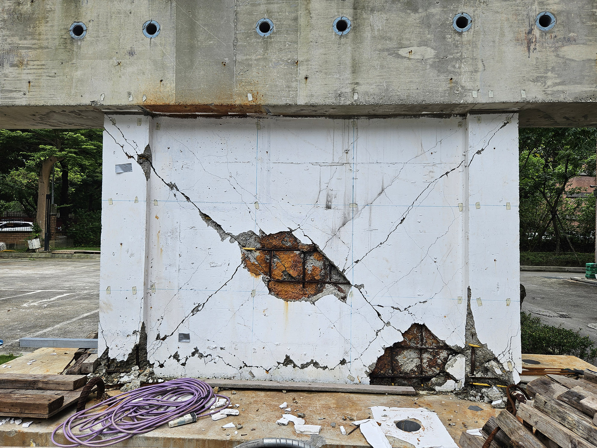 lors de la visite du laboratoire de NCREE, vue d'un mur en béton armé avec poteaux aux 2 extrémités. Fissuration caractéristique d'un cisaillement 